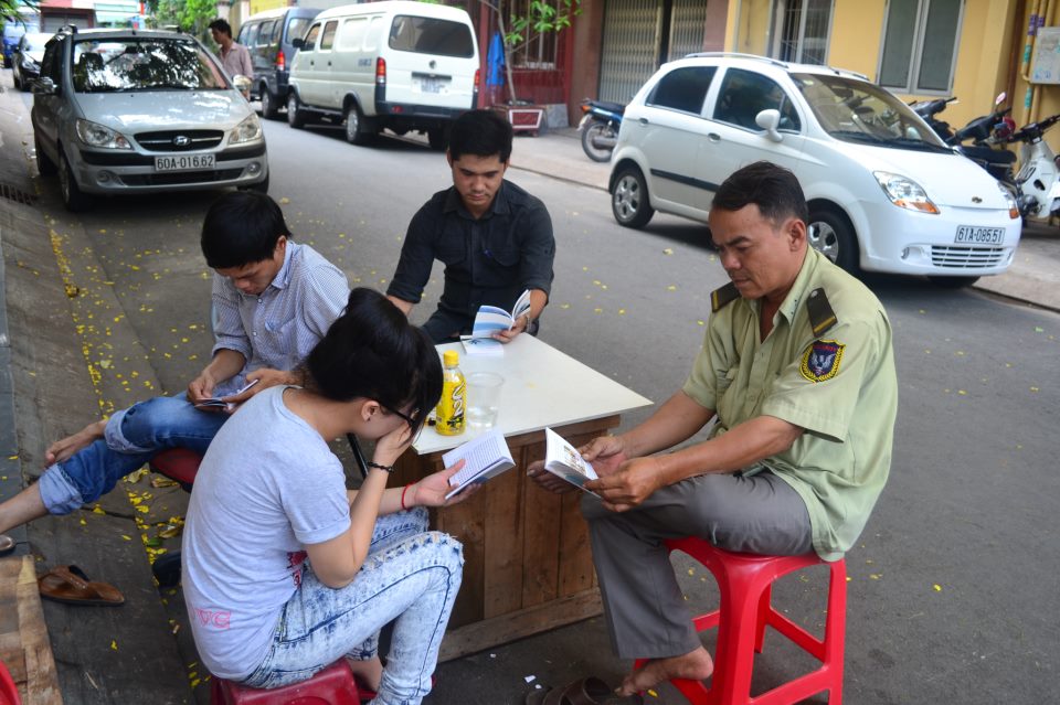 A group of bloggers led by Trinh Kim Kim and Paolo Thanh Nguyen were reading the Universal Declaration of Human Rights in front of their house. (Saigon May 4th 2012) (Source: Dan Lam Bao)