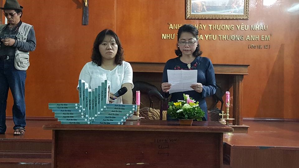Doan Trang and chi Ha at book launch